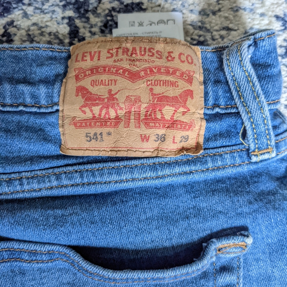 Various colors of mens 36" x 29" Levi's 541 jeans